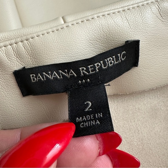 BANANA REPUBLIC Seamed VEGAN LEATHER Midi Pleated Slit Skirt Oyster Pearl Tan 2 - Picture 3 of 9